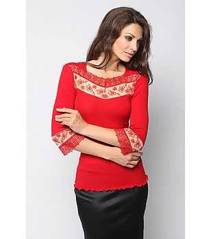 Червена дамска блуза с прозрачни елементи снимка