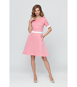 Розова рокля с кантове в цвят екрю снимка