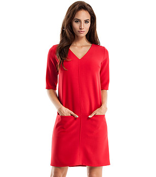 Червена рокля с права линия снимка