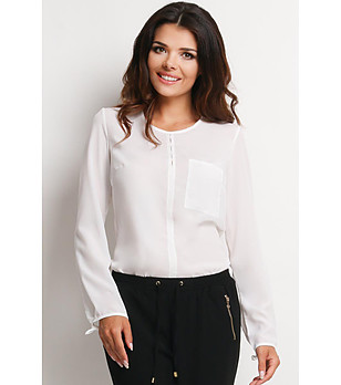 Дамска блуза в цвят екрю с джоб снимка