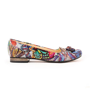 Многоцветни кожени обувки с пискюли Beata снимка