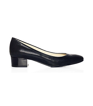 Дамски черни обувки от естествена кожа снимка