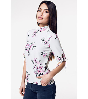 Дамска блуза в цвят екрю с флорален принт Avelia снимка
