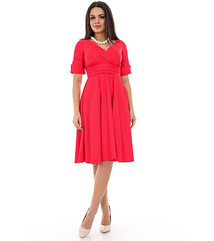 Памучна червена рокля снимка