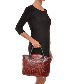 Червена кожена дамска чанта с релеф Lea снимка