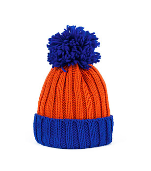 Дамска плетена шапка в оранжево и кралскосиньо снимка