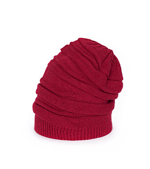 Червена дамска шапка с кашмир снимка