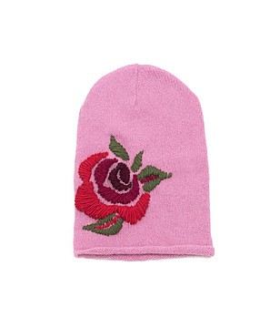 Розова дамска шапка с флорални бродерии снимка