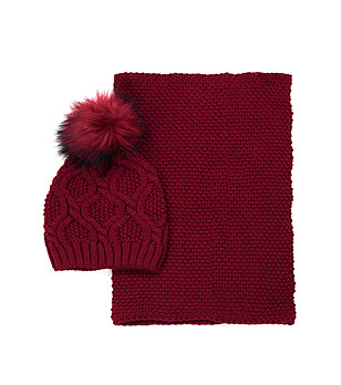 Комплект от шал и шапка в червено снимка