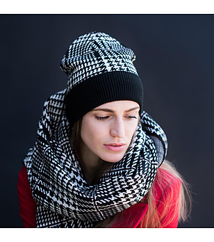 Комплект от шапка и шал в черно и бяло на каре снимка