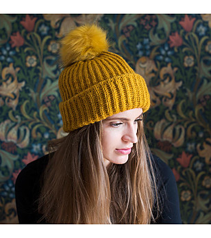 Дамска зимна шапка в цвят горчица снимка