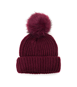 Дамска зимна шапка в тъмночервено снимка