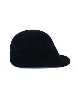 Черна дамска вълнена шапка с козирка снимка