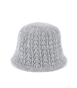 Светлосива плетена шапка снимка