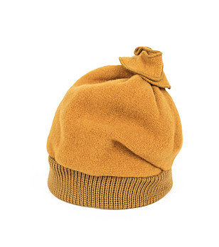 Дамска вълнена шапка в цвят горчица снимка