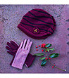 Зимна дамска шапка в бургунд с контрастни ленти-1 снимка