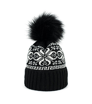 Плетена зимна черна унисекс шапка с пух снимка