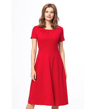 Разкроена червена рокля снимка