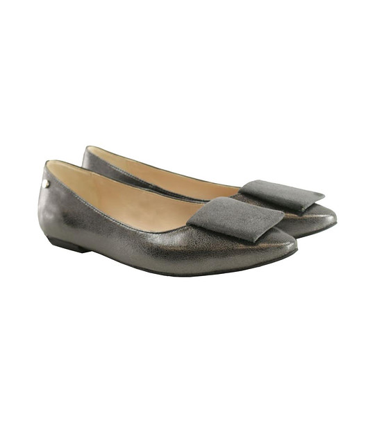 Дамски сиви обувки от естествена кожа с гланцов ефект Alisha снимка