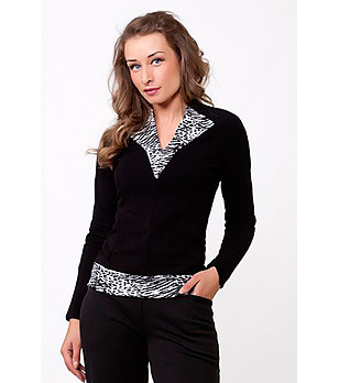 Блуза в черно с контрастни елементи снимка