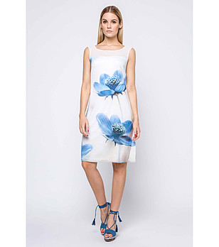 Лятна рокля в бяло с флорален принт в синьо Millie снимка
