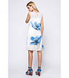 Лятна рокля в бяло с флорален принт в синьо Millie-1 снимка