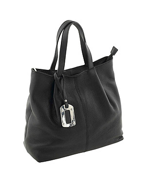 Черна кожена дамска чанта с висулка Rori снимка