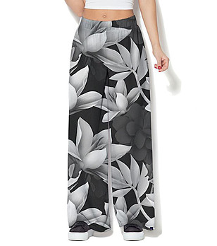 Дамски панталон с черно-бял принт на цветя Hanna снимка