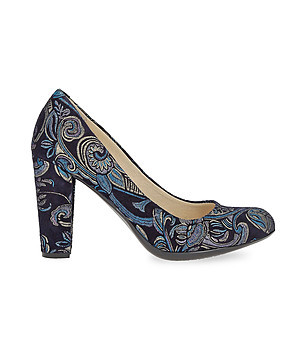 Дамски обувки в черно и синьо с флорални елементи снимка