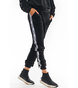 Дамски спортен панталон в черно с кадифен ефект Fifi снимка