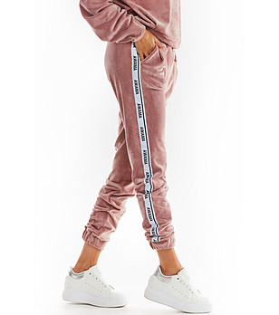 Дамски спортен панталон в розово с кадифен ефект Fifi снимка