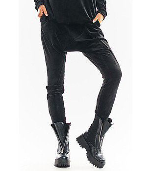 Черен дамски панталон с кадифен ефект Joan снимка