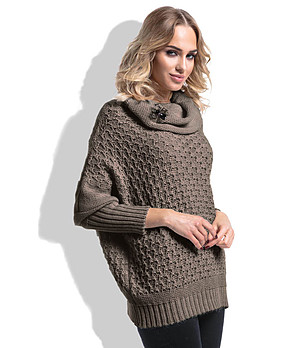 Дамски пуловер в мока и с брошка Alenia снимка