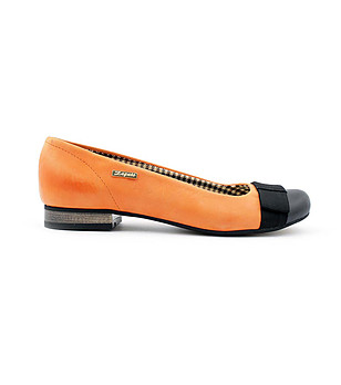 Дамски кожени обувки в оранжево и черно снимка
