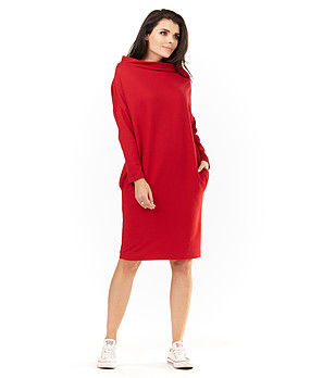 Червена рокля с джобове снимка