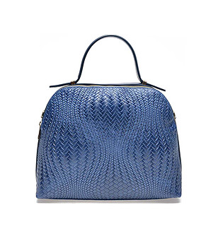 Дамска кожена чанта с релеф в синьо Eliza снимка