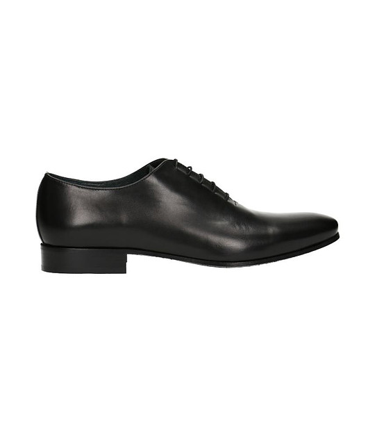 Мъжки кожени обувки в черно Dean снимка