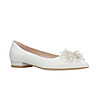 Бели дамски кожени обувки с декорация Tina-0 снимка