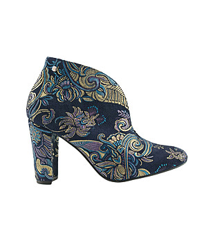 Тъмносини дамски затворени обувки с флорални мотиви в синьо и златисто Ewe снимка