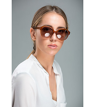 Дамски слънчеви очила в кафяв нюанс снимка