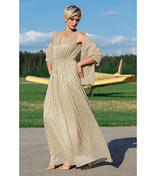 Ефектна дълга рокля в бежово-златисто снимка