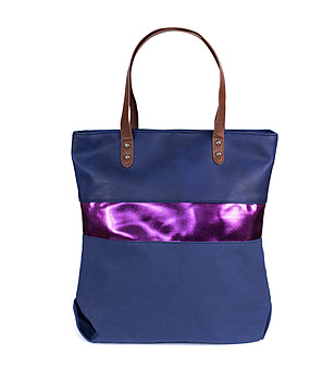 Тъмносиня дамска чанта с лилав кант с лъскав ефект снимка