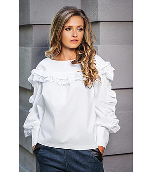 Бяла дамска блуза с къдрички с памук снимка