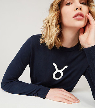 Тъмносин дамски пуловер със знака на зодия Телец снимка