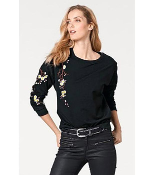 Дамска черна блуза с бродерии Цветя Adalia снимка
