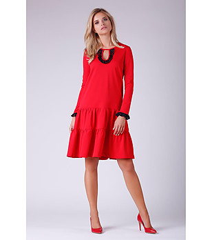 Червена рокля с дантелени елементи Limara снимка