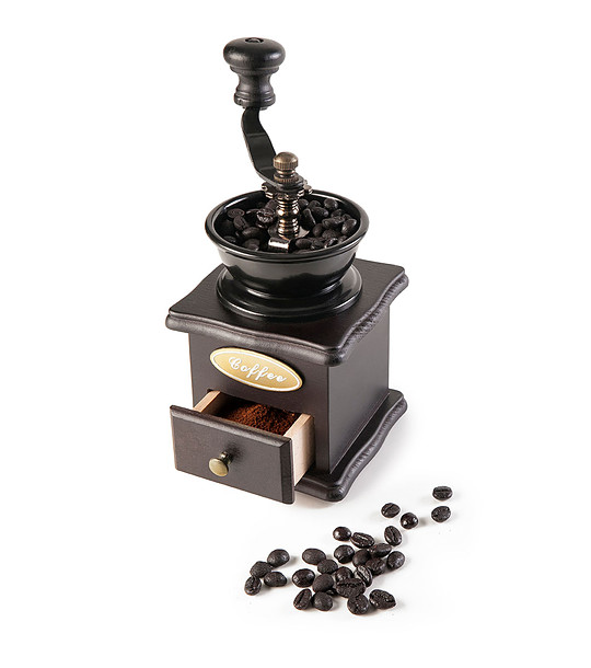 Черна дървена мелничка за кафе в ретро стил снимка