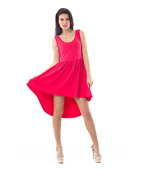 Червена рокля с асиметрична дължина снимка