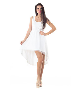 Бяла рокля с асиметрична дължина снимка