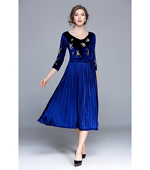 Ефектна синя рокля с бродерии Zola снимка